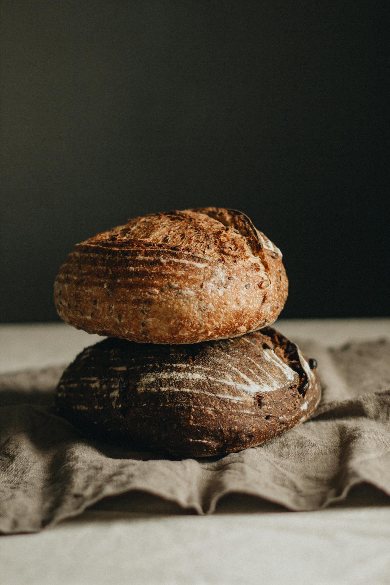 Een licht brood gestapeld op een donker brood